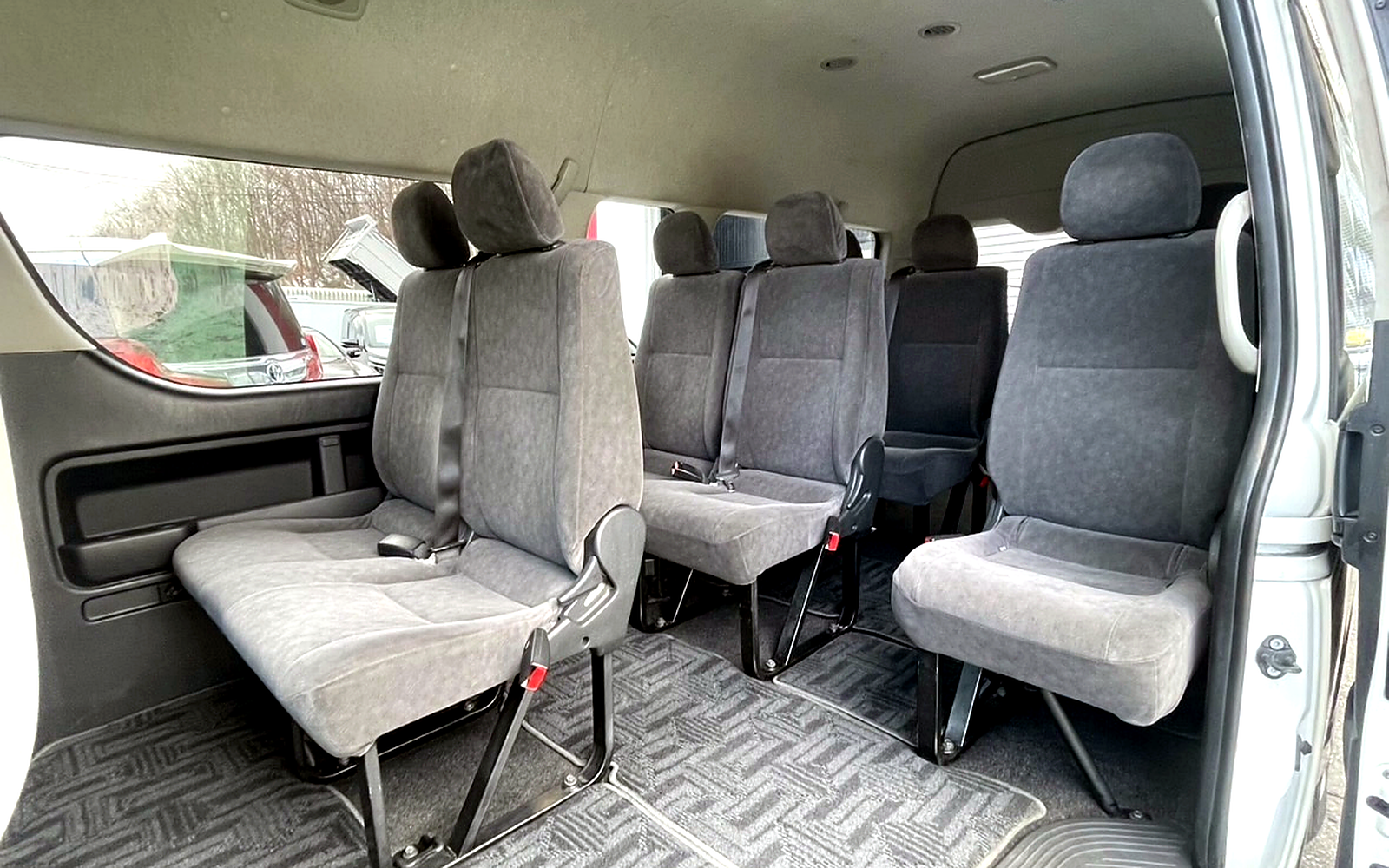 10座 Toyota Hiace 海獅座椅空間